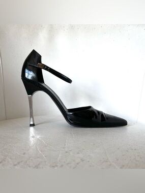 】╿ ◣╦◢ ╿【

Vintage Gucci Black Patent Leather Pumps